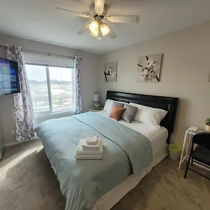 Homestay Elegant Guest - King Bed & Ensuite Private Bathroom - Close To Airport With Aircon, Calgary