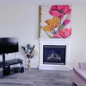 Homestay Mountain Gorgeous Single House Close Airport & Free Parking, Calgary